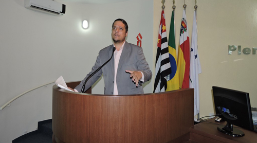 Vereador pede explicações sobre desativação de banheiro do cemitério e concessão de uso