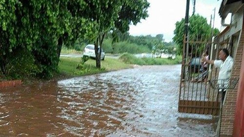 Temporal alaga ruas e invade casas em Paraguaçu