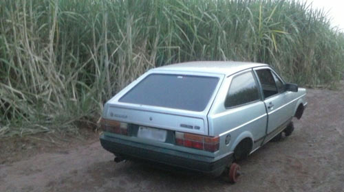 Carro furtado em Assis é encontrado em canavial de Tarumã