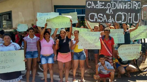 Famílias sem teto protestam em frente à Prefeitura de Cândido Mota