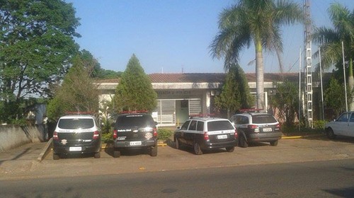 Casal é flagrado pela PM após furtar caixas de pisos de estabelecimento comercial em Paraguaçu