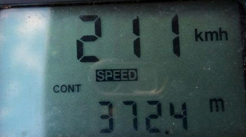 Motorista é multada após ser flagrada dirigindo a 211 km/h em rodovia de SP