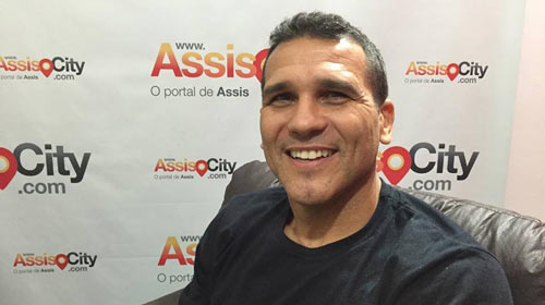 Canal AssisCity entrevista os condutores da Tocha em Assis
