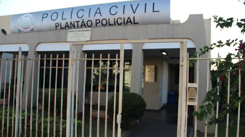 Adolescente é suspeito de tentar incendiar veículo e quebrar vidros