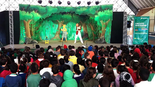 Cooperativas levam espetáculo teatral para alunos da rede pública de Assis