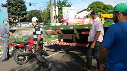 Motociclista bate na traseira de caminhão, em Assis