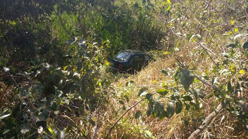 Carro cai em ribanceira na rodovia entre Assis e Echaporã