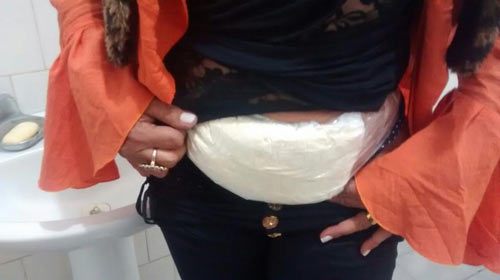 Mulher é presa com pasta base de cocaína escondida na cintura