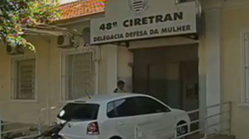 Delegada diz que filha de 14 anos encontrou pais mortos em casa