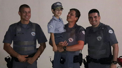 Criança realiza seu sonho e ganha farda de presente no dia do aniversário