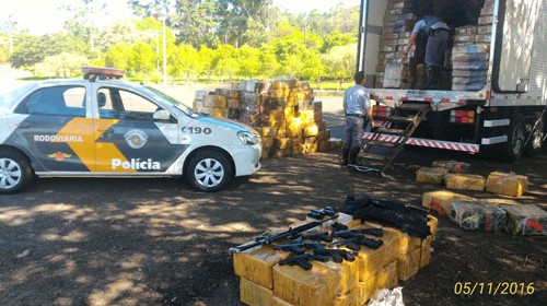 Policiais interceptam drogas e armas em carga de frango congelado, em Assis
