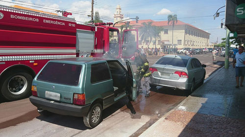 Dois carros pegam fogo no mesmo dia, em intervalo de minutos, em Cândido Mota