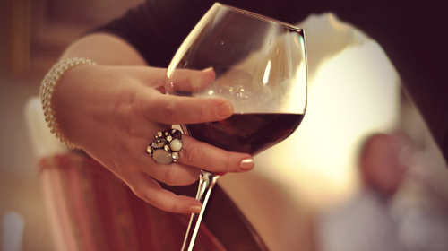 Danos do cigarro podem ser reduzidos pelo vinho tinto