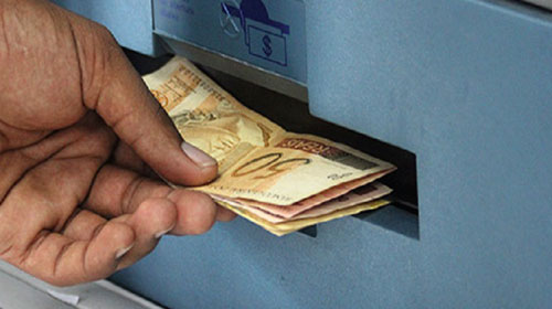 Cliente encontra R$ 70,00 em caixa de banco e entrega dinheiro à PM, em Assis
