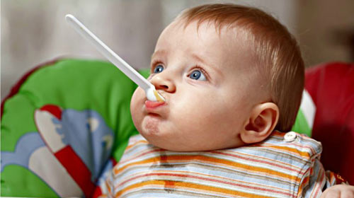 Sal, azeite, óleo e pimenta: o que pode e o que NÃO deve entrar na papinha do bebê?