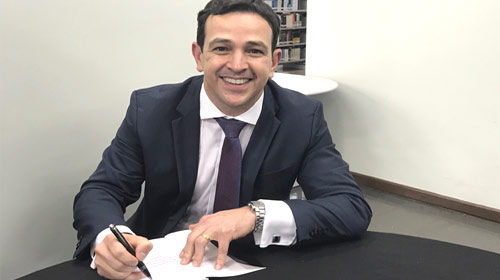 Em meio a grande público, juiz e professor da FEMA lança livro em Assis