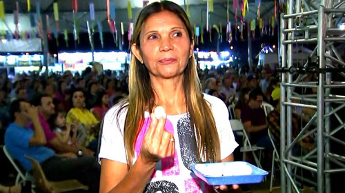 Mulher leva prêmio pelo quarto ano seguido por comer mais ovos de codorna em concurso