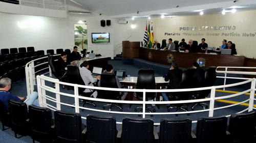 Em Sessão Extra, Câmara aprova projetos da prefeita Almira Garms