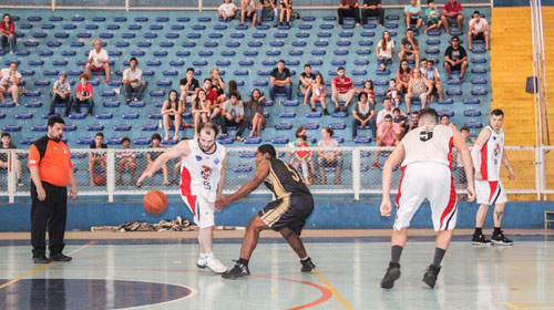 Equipe de basquete Conti Cola/Assis vence Reginópolis em casa