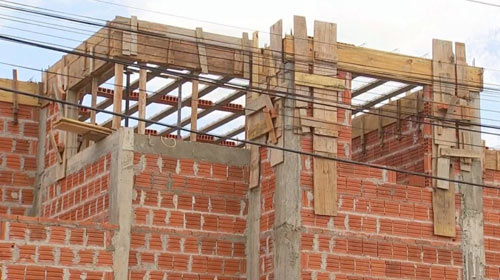 Pedreiro cai de altura de 3 metros em obra
