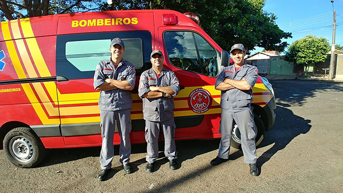 Bombeiros quebram protocolo e ajudam obesa voltar para casa, em Assis