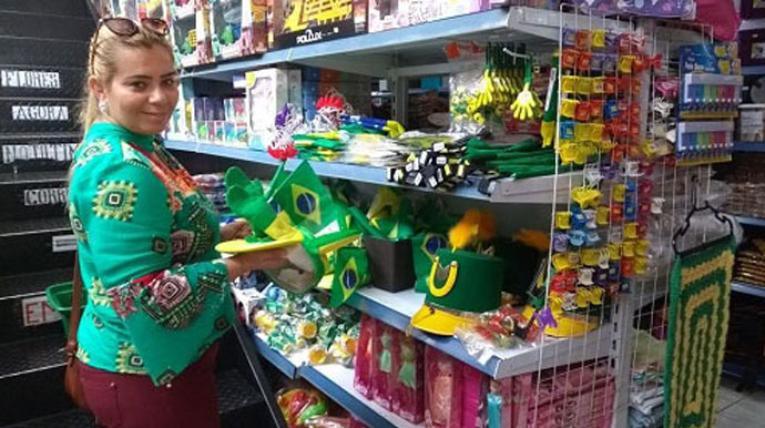 Primeiro jogo do Brasil deve aquecer as vendas de adereços para Copa, em Assis