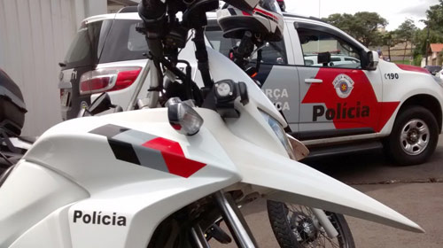 Ladrão bate contra muro de casa durante furto de motocicleta, em Assis