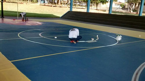Quadra esportiva do bairro Assis III recebe nova pintura