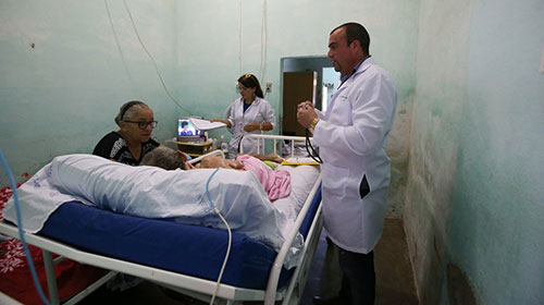 Com saída de cubanos, cerca de 600 cidades podem ficar sem médico, diz entidade