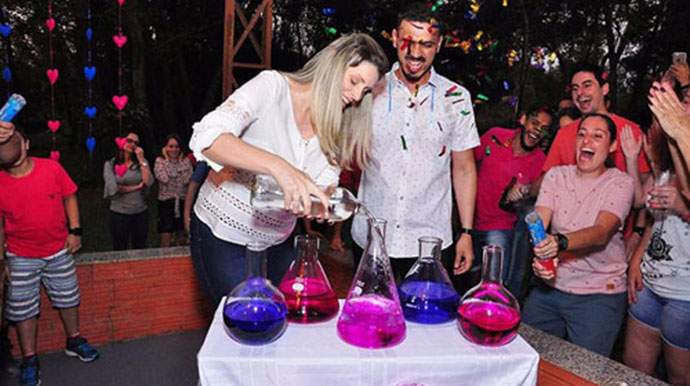 Assisense faz chá de bebê com revelação química e vídeo viraliza nas redes sociais