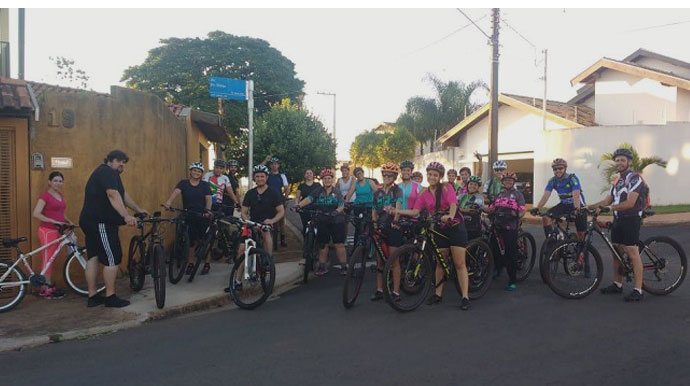 Grupo usa o ciclismo para combater a depressão e a obesidade em Assis