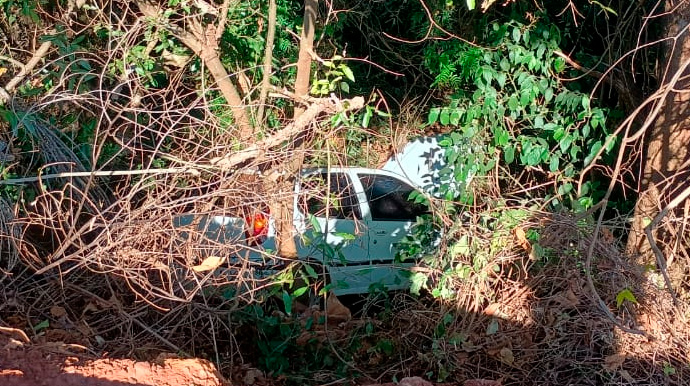 Motorista perde o controle de direção e cai em barranco na Benedito Pires