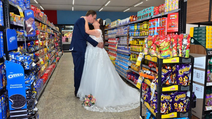 Casal que se conheceu em caixa dos Supermercados Avenida faz ensaio pré-wedding temático
