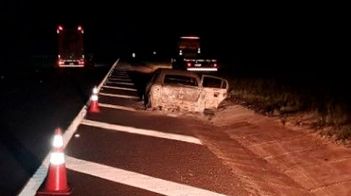 Carro pega fogo na SP-270 em Paraguaçu Paulista