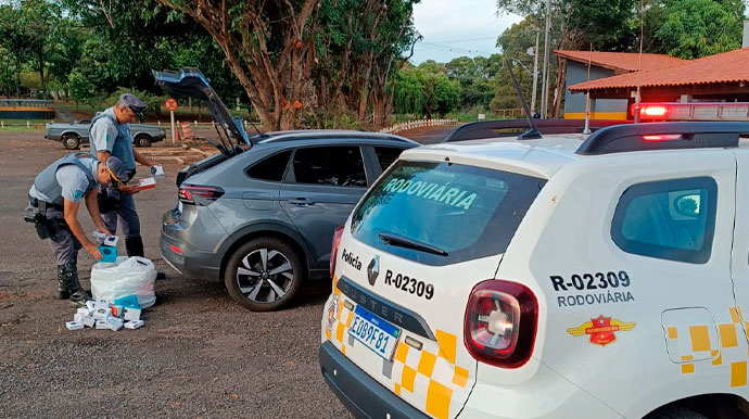Três pessoas são presas transportando produtos eletrônicos sem nota fiscal em Assis