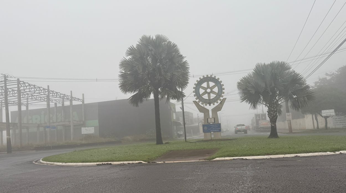 Neblina encobre Assis após madrugada chuvosa; cidade registrou mais de 25 mm de chuva
