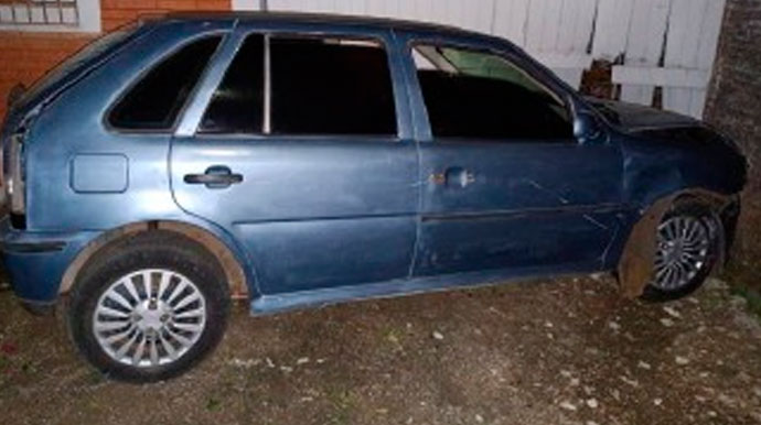 Carro invade residência na Vila Santa Cecília em Assis