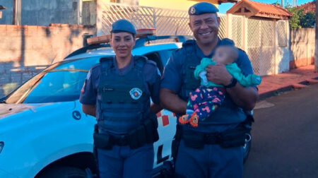 Polícia Militar salva bebê de três meses engasgada em Platina