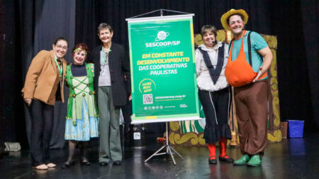 Teatro educativo leva conscientização e aprendizado a mais de 1.200 crianças em Assis