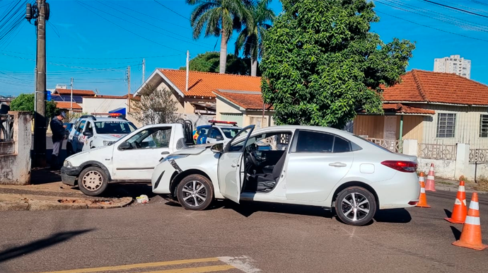 Motoristas se envolvem em acidente no cruzamento das ruas Dom José Lázaro Neves e Castro Alves em Assis Apesar do impacto, ninguém ficou ferido - FOTO: Enviada ao Portal AssisCity