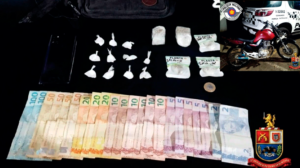 Drogas, dinheiro e uma moto foram apreendidas - FOTO: Polícia Militar