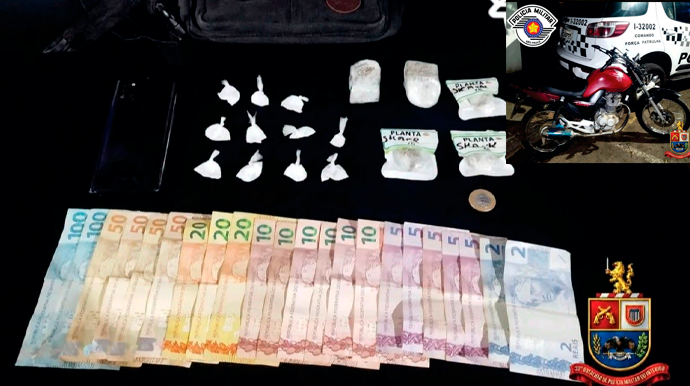 Drogas, dinheiro e uma moto foram apreendidas - FOTO: Polícia Militar