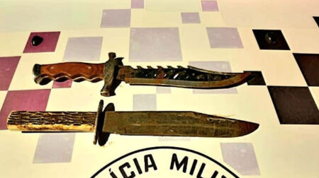Homem é preso após invadir casa da mãe e ameaçar familiares com facas em Cândido Mota
