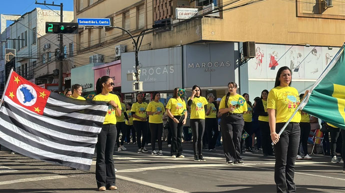 Desfile cívico marca as comemorações pelos 121 anos de Assis na Avenida Rui Barbosa