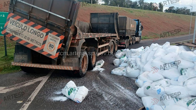 Carreta tem deslocamento de carga e 24 toneladas de fertilizantes ficam espalhados em rodovia de Assis