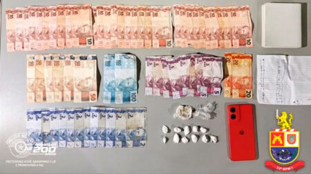 Homem de 43 anos é preso por tráfico de drogas e ameaça policiais em Assis