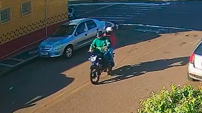 Imagens de câmera de monitoramento flagraram os dois ocupantes da moto que teriam feito os disparos - FOTO: Portal AssisCity