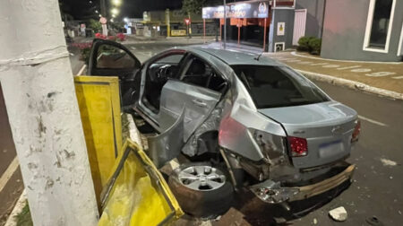 Carro em alta velocidade bate em Fox estacionado e é lançado contra poste em Assis; veja o vídeo