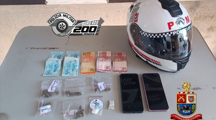 Homem é preso por tráfico de drogas e motocicleta com irregularidade durante patrulhamento em Assis