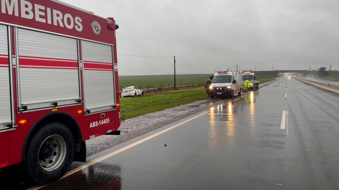 Carro com moradores de Pedrinhas Paulista capota na Rodovia Miguel Jubran em Tarumã FOTO: Enviada ao Portal AssisCity